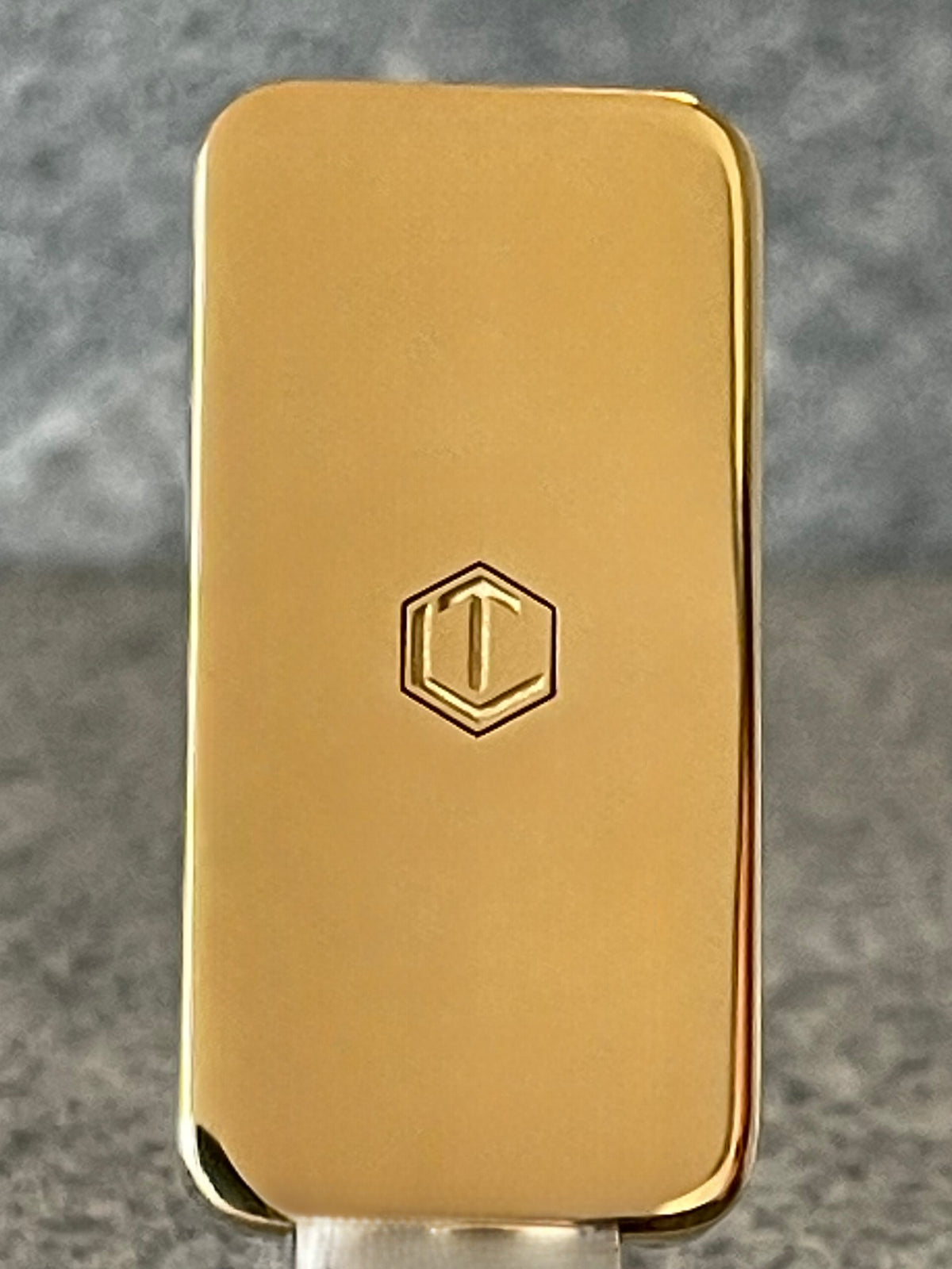 18K Gold Domino with 12 Diamonds, Solid, Polished Finish Back Side on Pillar - 18 Karat Gold Domino mit 12 Diamanten poliert Rückseite.