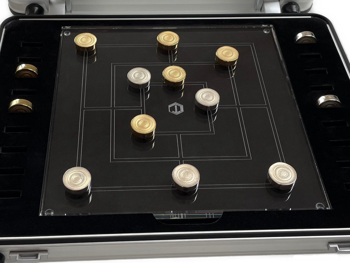 Board Game Nine Mens Morris Silver 18-Karat Gold-Plated - Mühlespiel aus Silber Gold Spielsituation