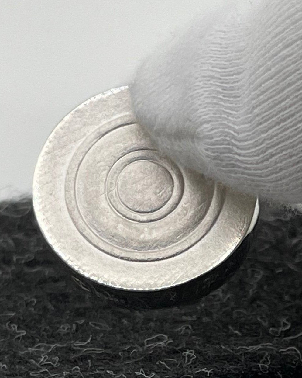 Board Game Nine Mens Morris Silver Game Piece Front - Silberspielstein Mühle und Dame Frontansicht