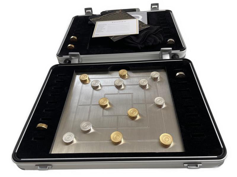 Board Game Nine Mens Morris in silver pieces on board - Brettspiel Mühle aus Sterlingsilber Spielsteine auf Spielbrett