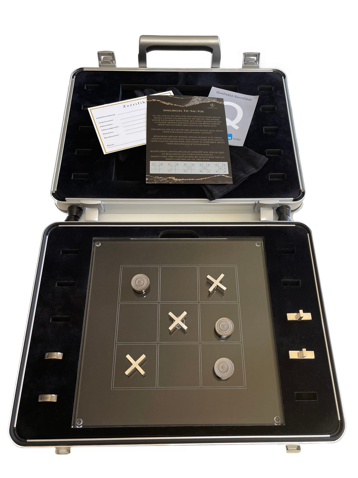 Board Game Tic Tac Toe in Silver Pieces on board - Brettspiel Tic Tac Toe aus Silber Spielsteine auf Spielbrett