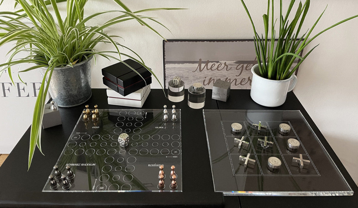 Board Games Ludo & Tic-Tac-Toe on table - Brettspiele Ludo und Tic-Tac-Toe auf einem Tisch