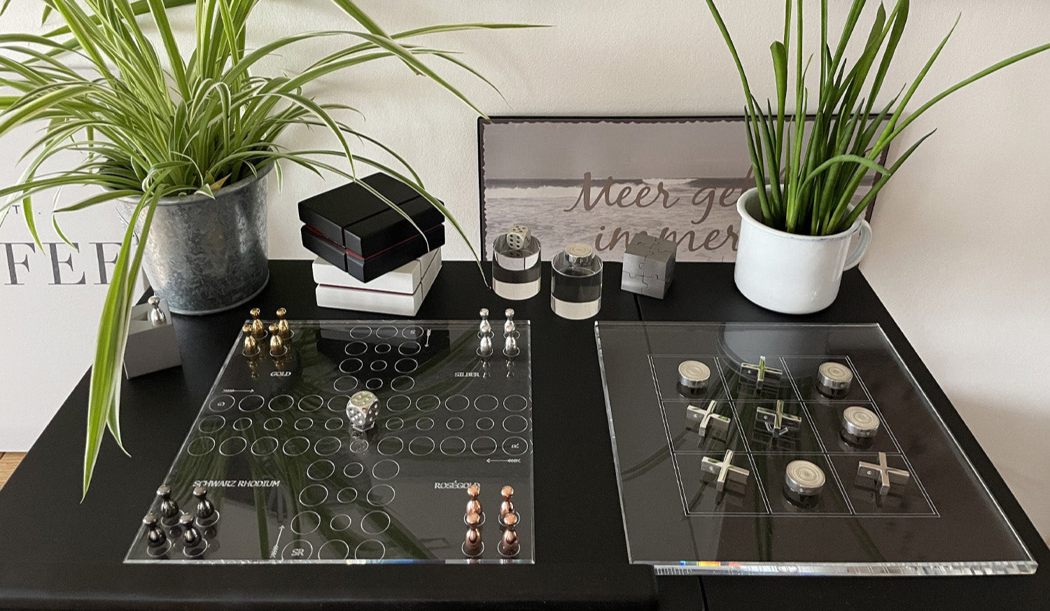 Board Games Ludo & Tic-Tac-Toe on table - Brettspiele Ludo und Tic-Tac-Toe auf einem Tisch