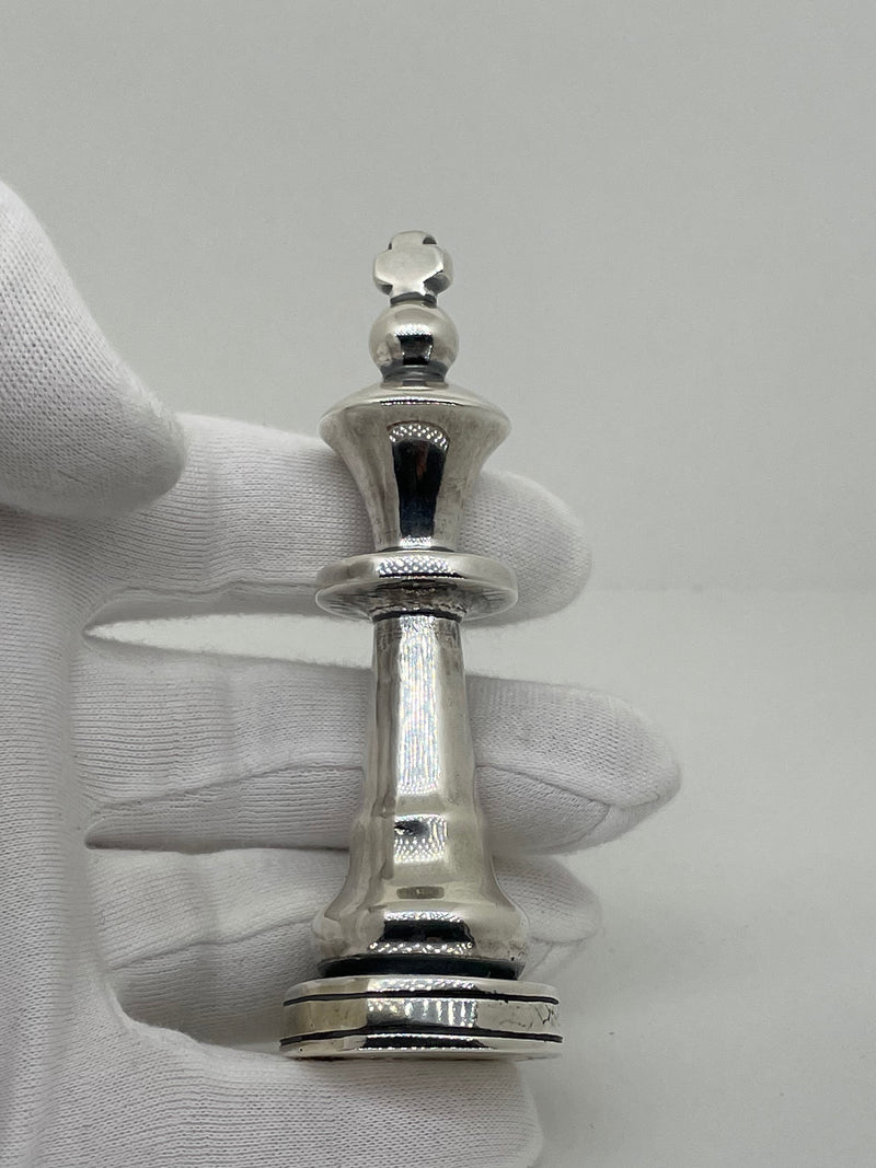 Chess King in Sterling Silver in Hand - Schachfigur König in Sterlingsilber auf der Hand