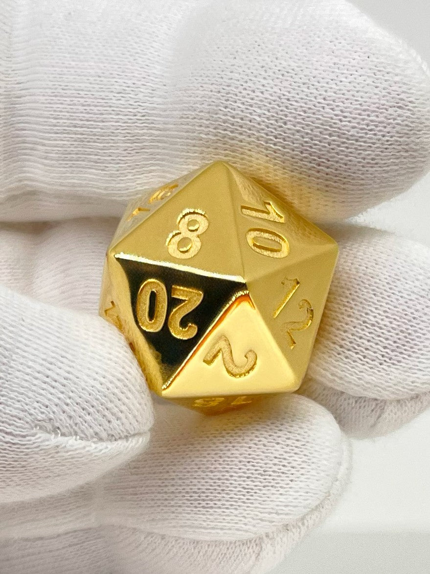 D20 Dice 18-karat gold-plated in Hand - D20 Würfel 18 Karat vergoldet in der Hand