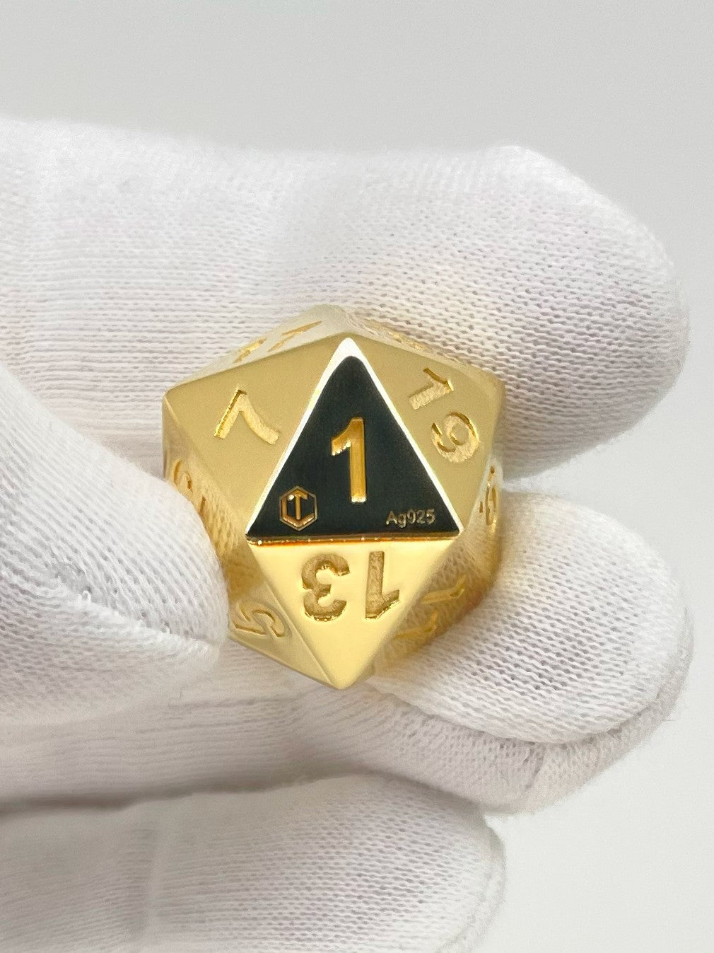 D20 Dice Sterling Silver 18-karat gold-plated in Finger Front No 1 - D20  Goldwürfel in Finger