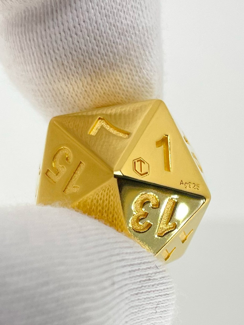 D20 Dice Sterling Silver 18-karat gold-plated in Finger Front No 1 - D20 Goldwürfel im Finger