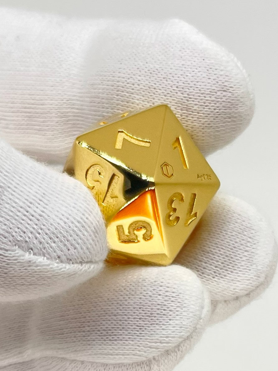 D20 Dice Sterling Silver 18-karat gold-plated in Finger Front No 1_ - D20 Goldwürfel im Finger