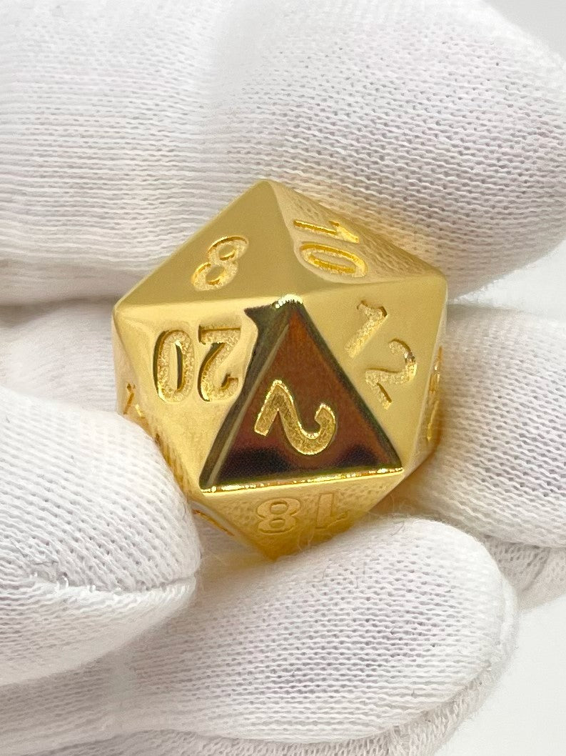 D20 Dice Sterling Silver 18-karat gold-plated in Finger Front No 1_ - D20 Goldwürfel im Finger