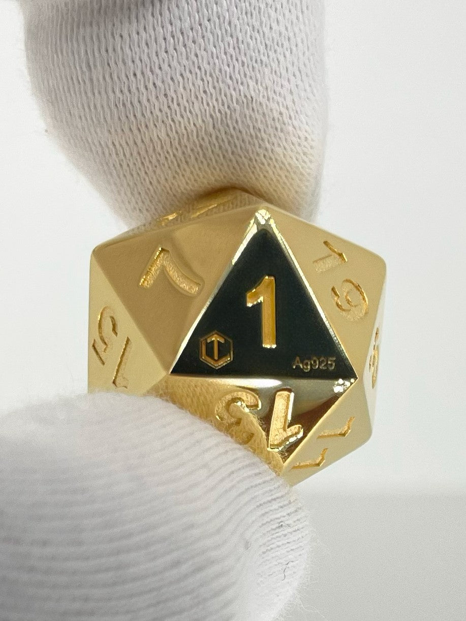 D20 Dice Sterling Silver 18-karat gold-plated in Finger Front No 1_ - D20 Goldwürfel in Finger