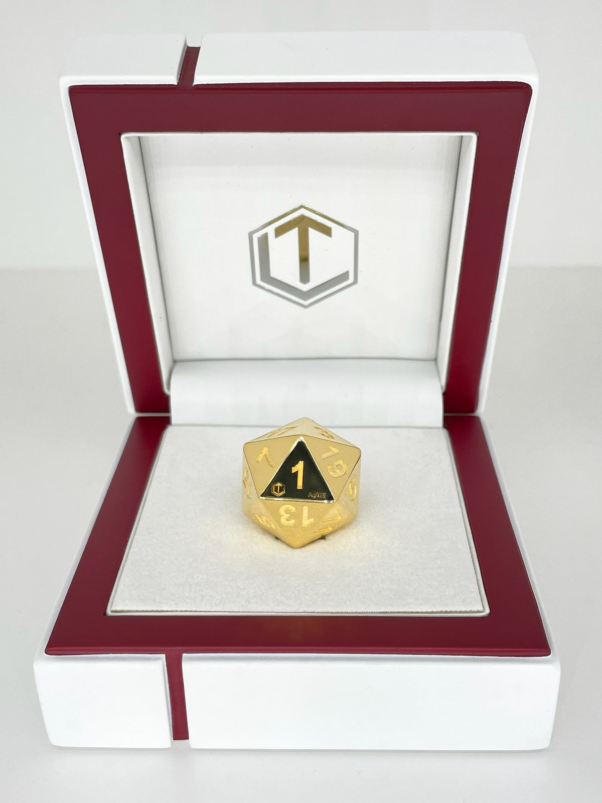 D20 Dice Sterling Silver 18-karat gold-plated in white case front - D20 Goldwürfel im Etui