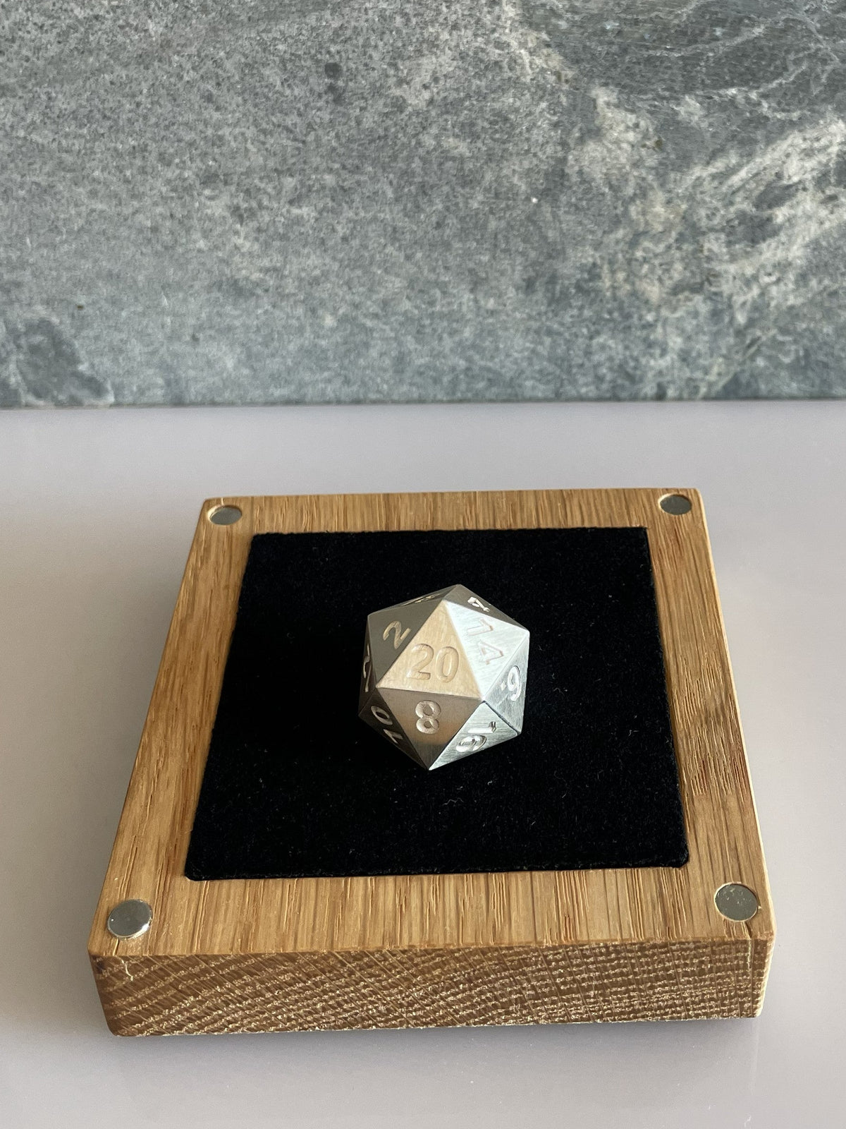 D20 Dice brushed in oak case