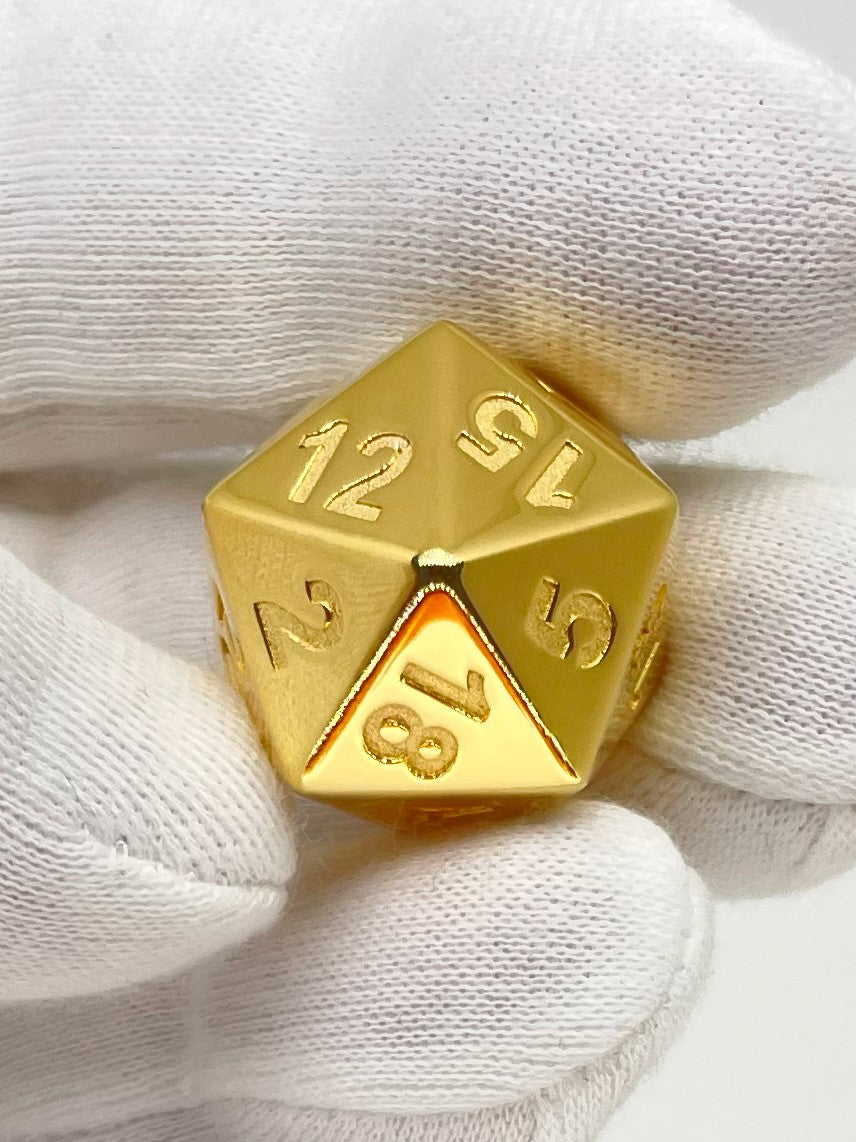D20 Silver 18k gold-plated in hand - D20 Silber 18k vergoldet in der Hand