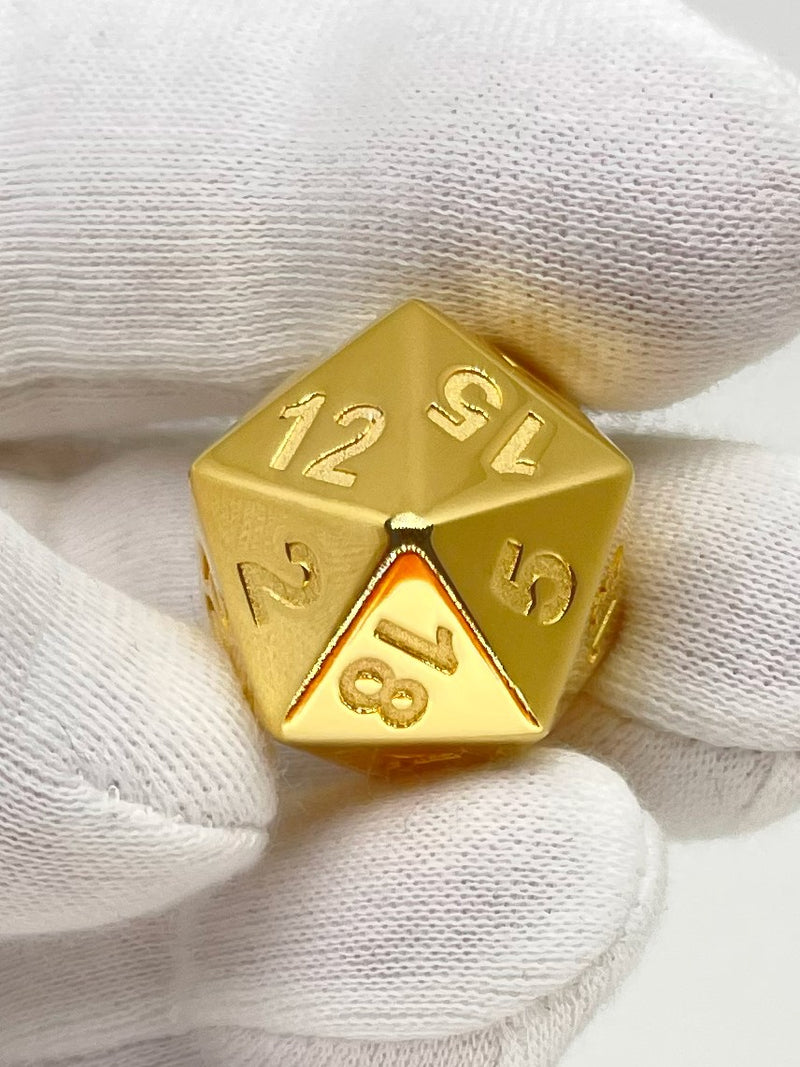 D20 Silver 18k gold-plated in hand - D20 Silber 18k vergoldet in der Hand