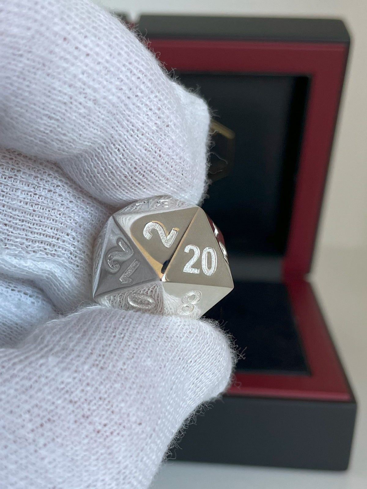 D20 Silver Dice polished in hand bevor black case - D20 Silberwürfel in der Hand