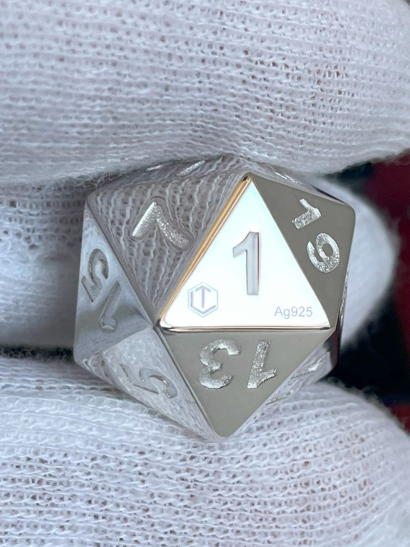 D20 Silver Dice polished in hand bevor black case - D20 Silberwürfel in der Hand