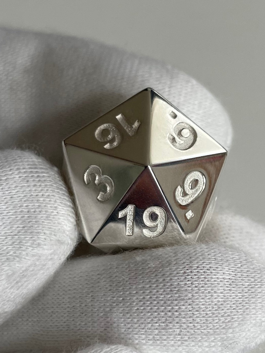 D20 Silver Dice polished in hand - D20 Silberwürfel in der Hand