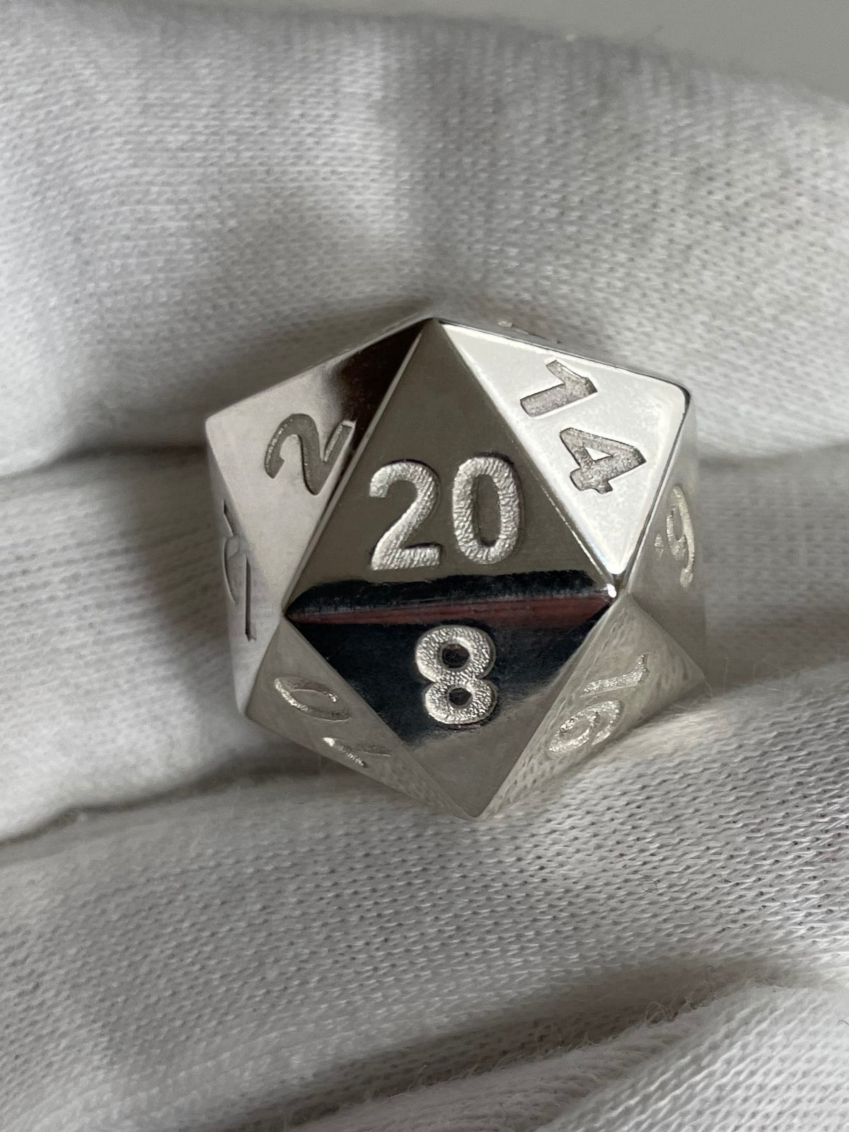 D20 Silver Dice polished - D20 Silberwürfel poliert auf der Hand