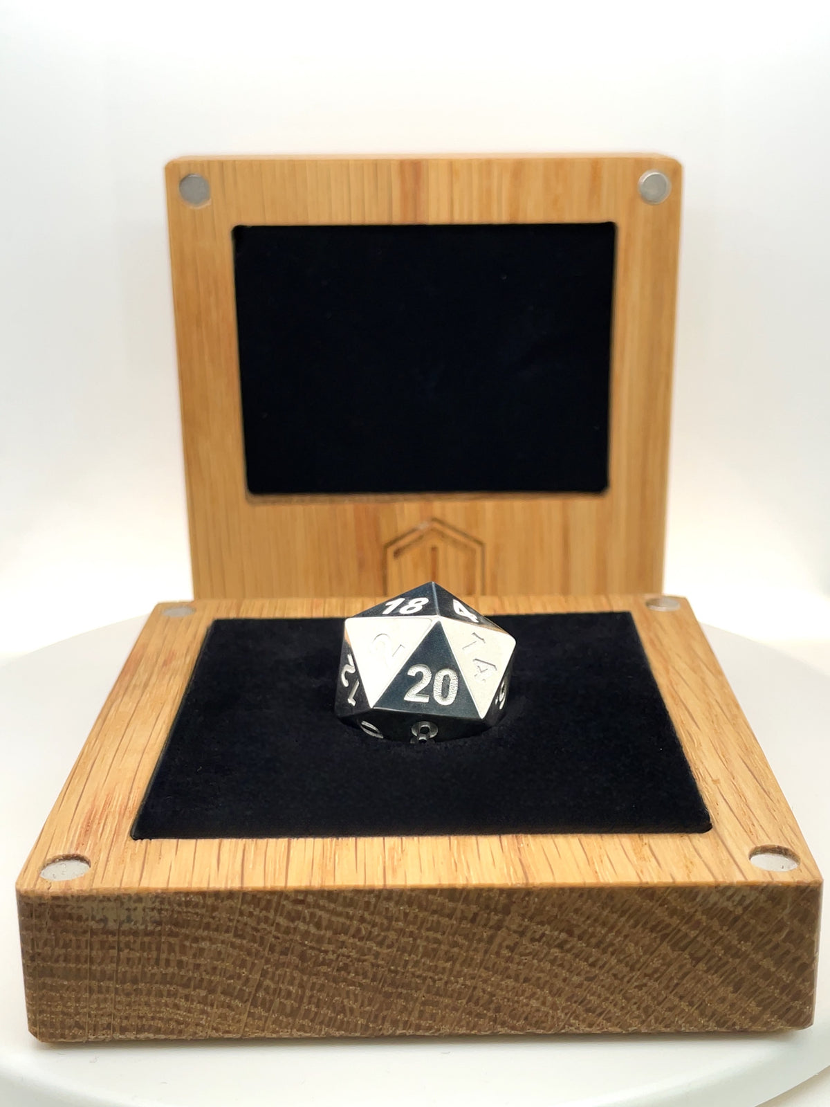 D20 Silver Dice polished in oakwood case - D20 Silberwürfel im Etui