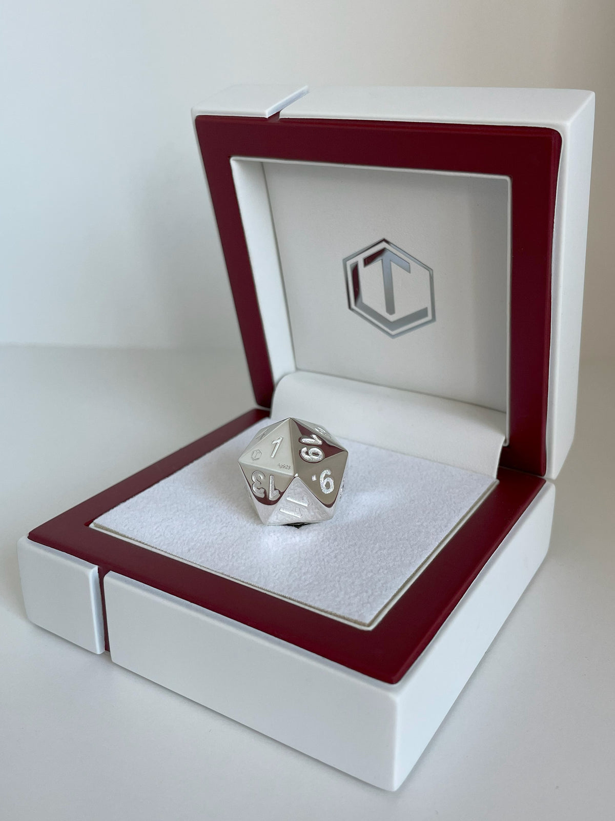 D20 Silver Dice polished in white case - D20 Silberwürfel poliert im Etui