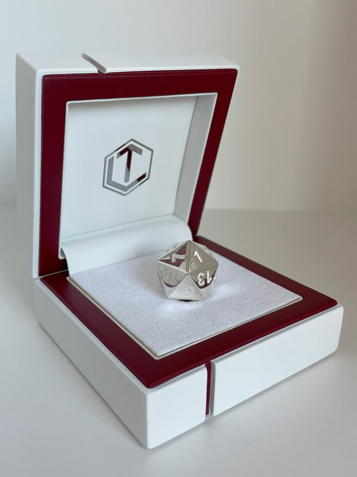 D20 Silver Dice polished in white case - D20 Silber Würfel poliert im Etui