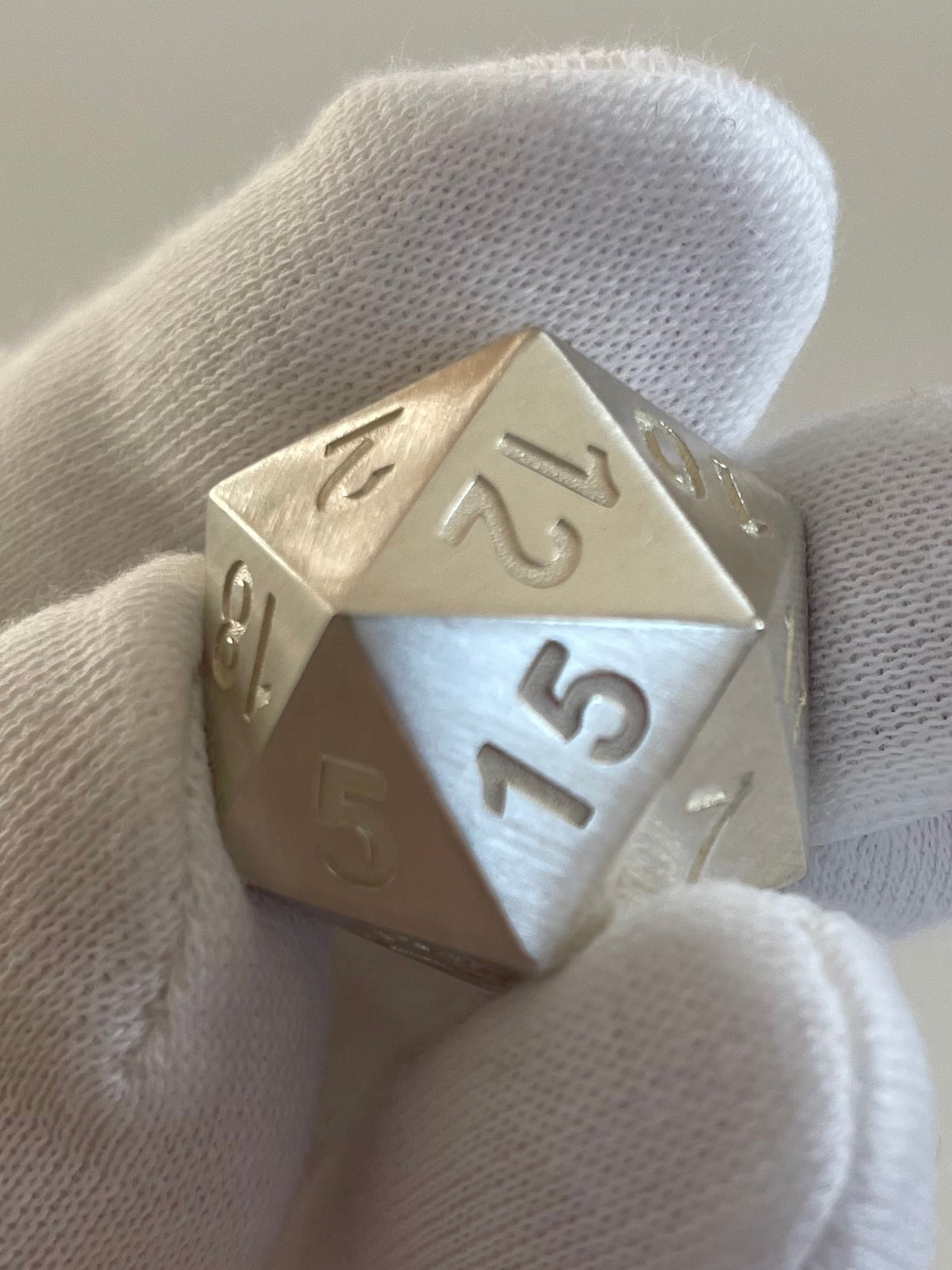 D20 dice in silver brushed in hand - D20 Würfel mattiert in der Hand