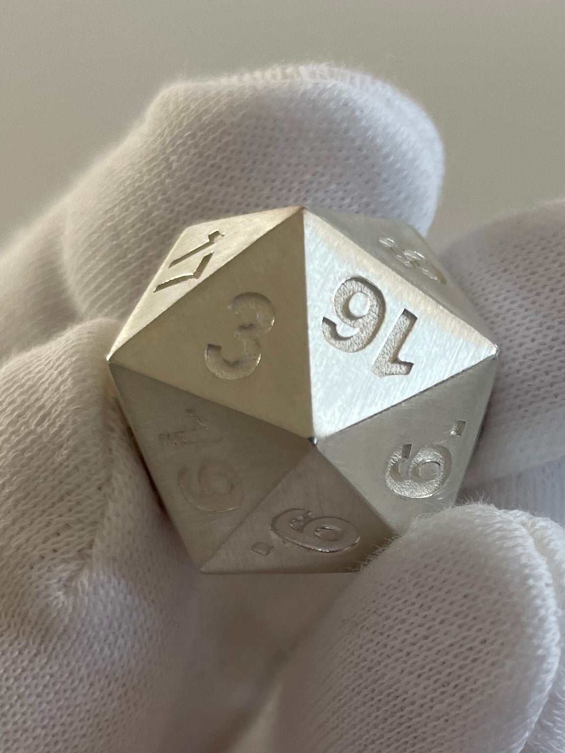 D20 dice in silver brushed in hand - D20 Würfel mattiert in der Hand