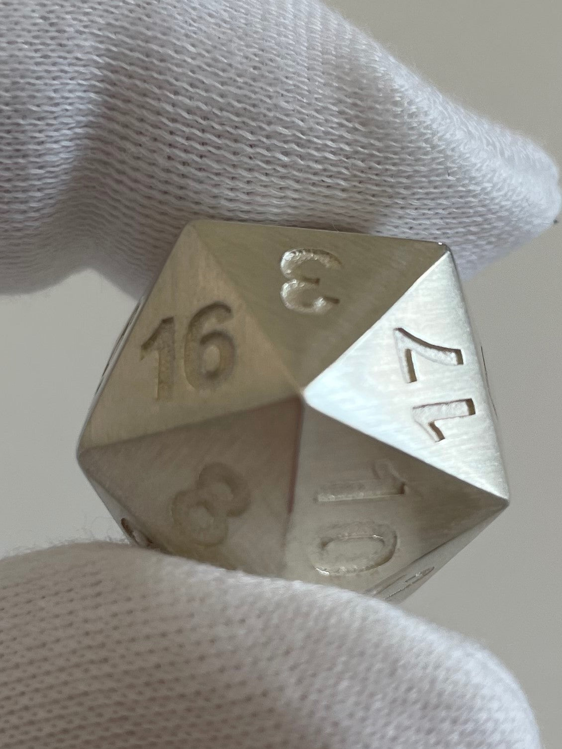 D20 dice in silver brushed in hand - D20 Würfel mattiert in der Hand