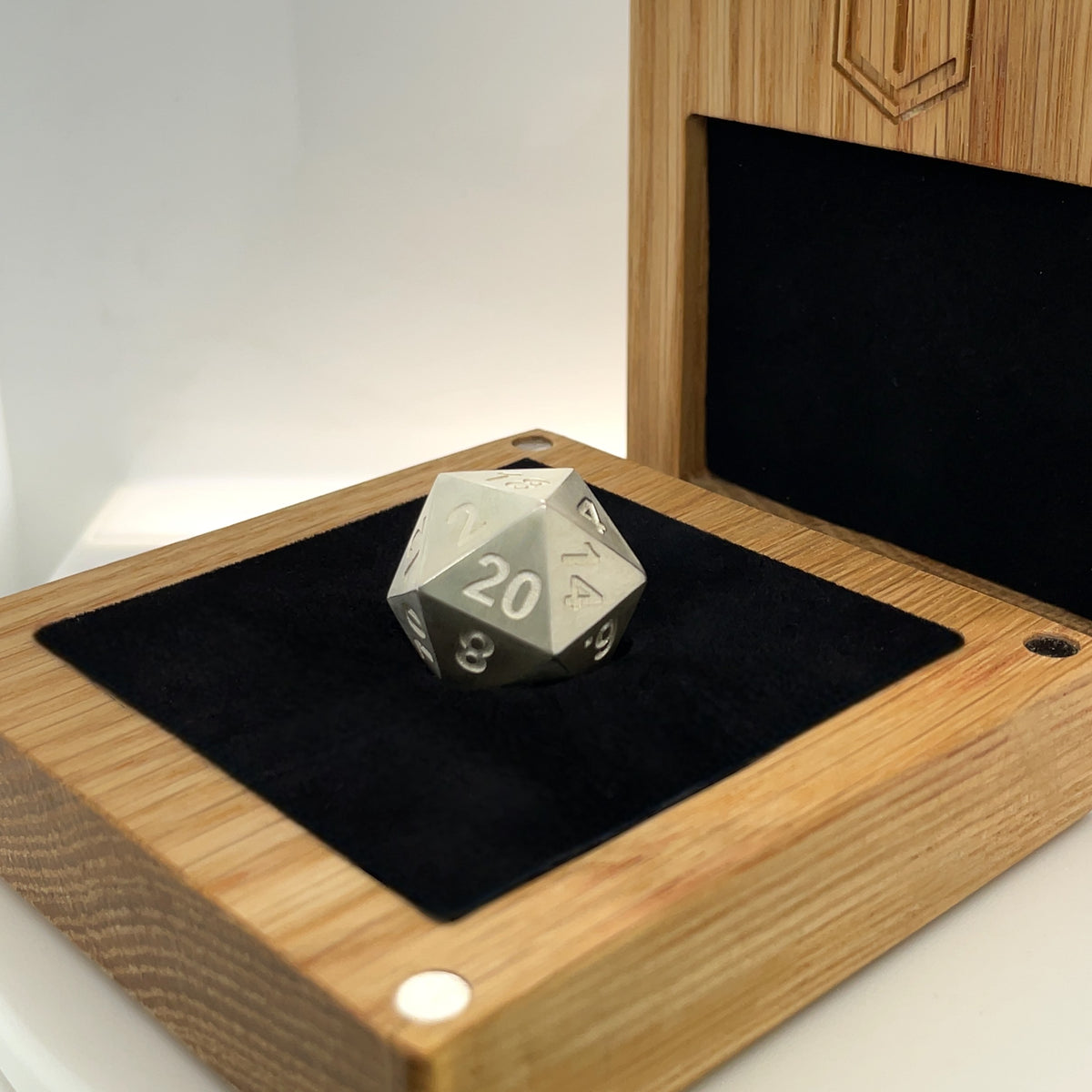 D20 dice in silver brushed in oakwood case - D20 Würfel im Etui