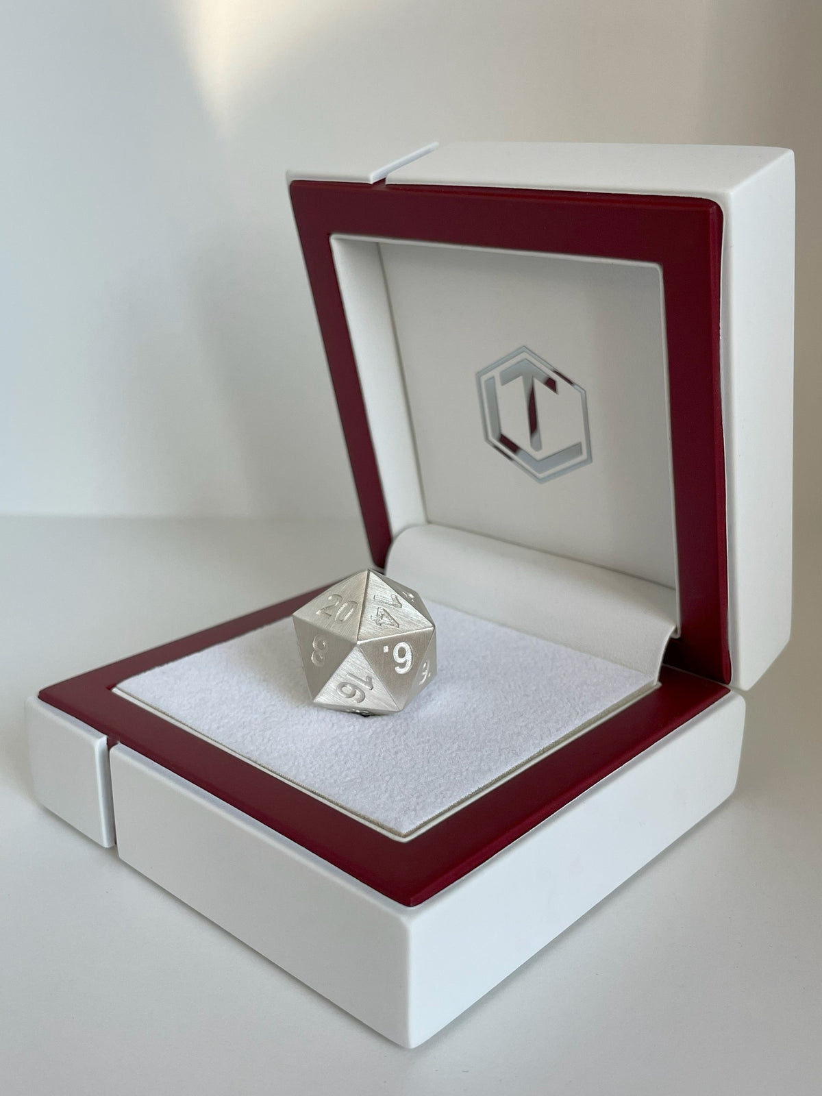 D20 dice in silver brushed in white case - D20 Würfel mattiert im Etui