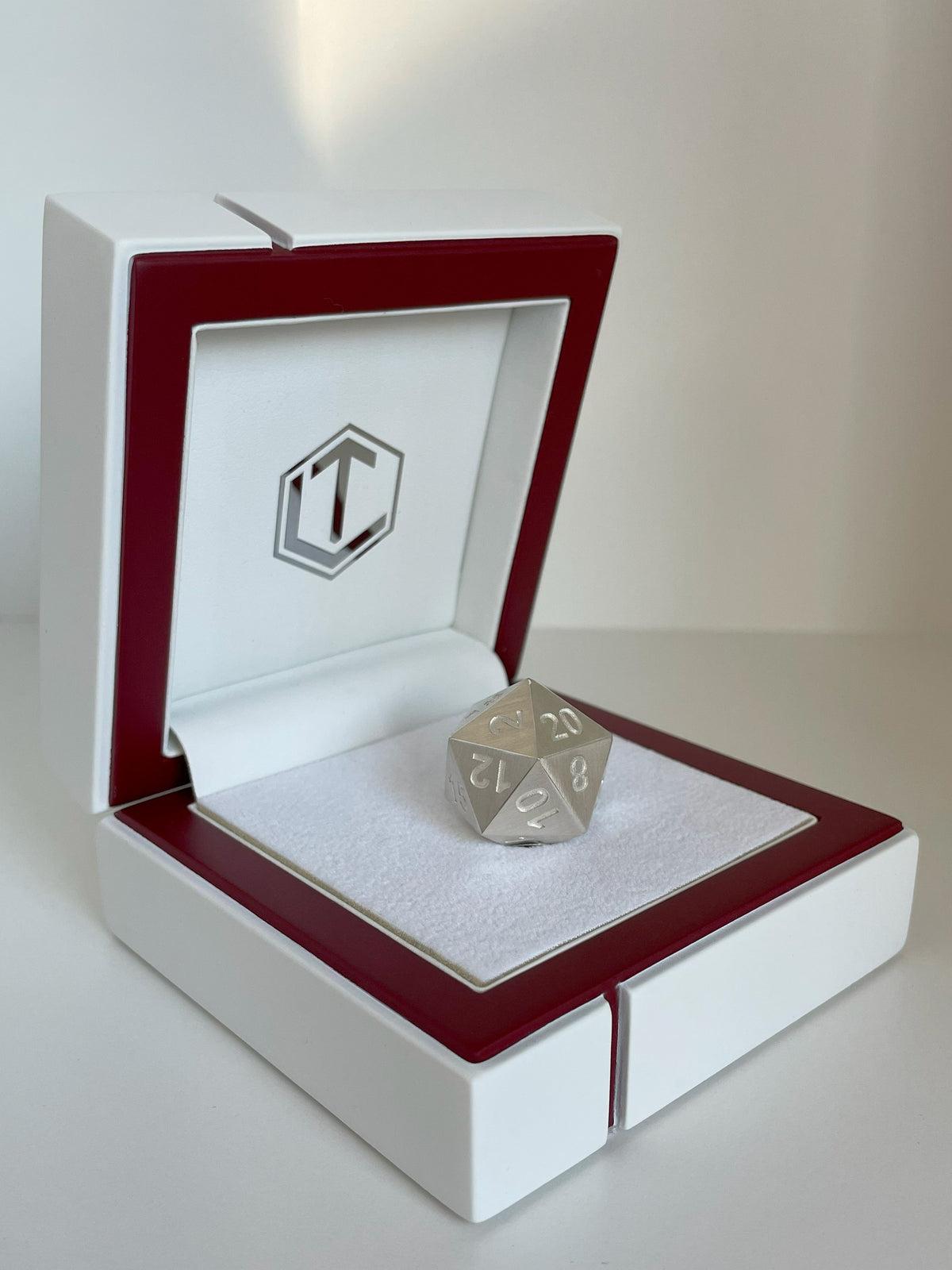 D20 dice in silver brushed in white case - D20 Würfel mattiert im Etui