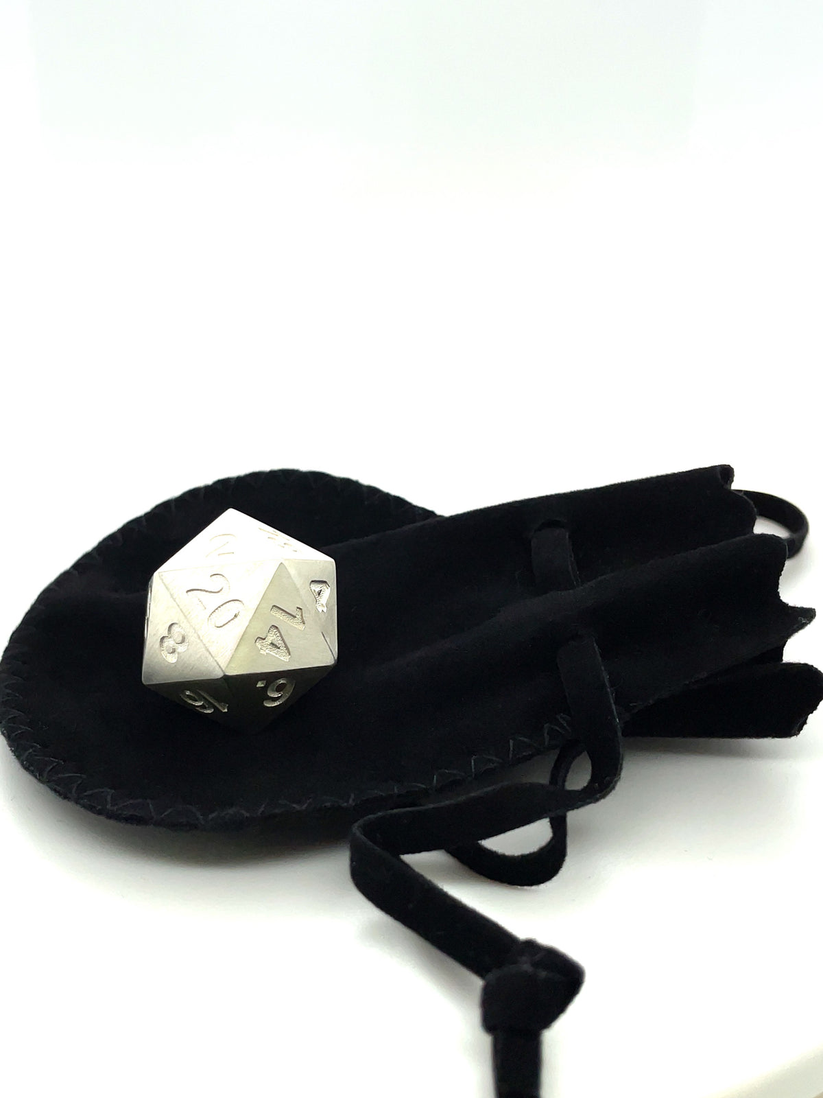 D20 dice in silver brushed on velvet case - D20 Dice mattiert auf Etui
