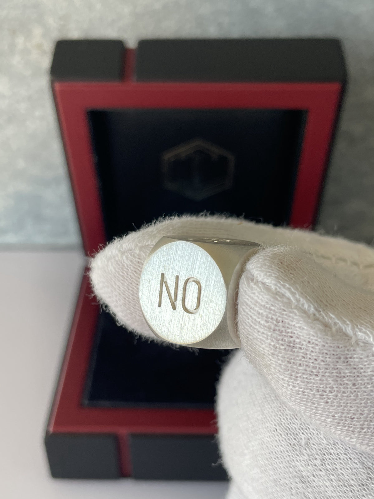 Decision Dice Silver brushed in hand black case NO