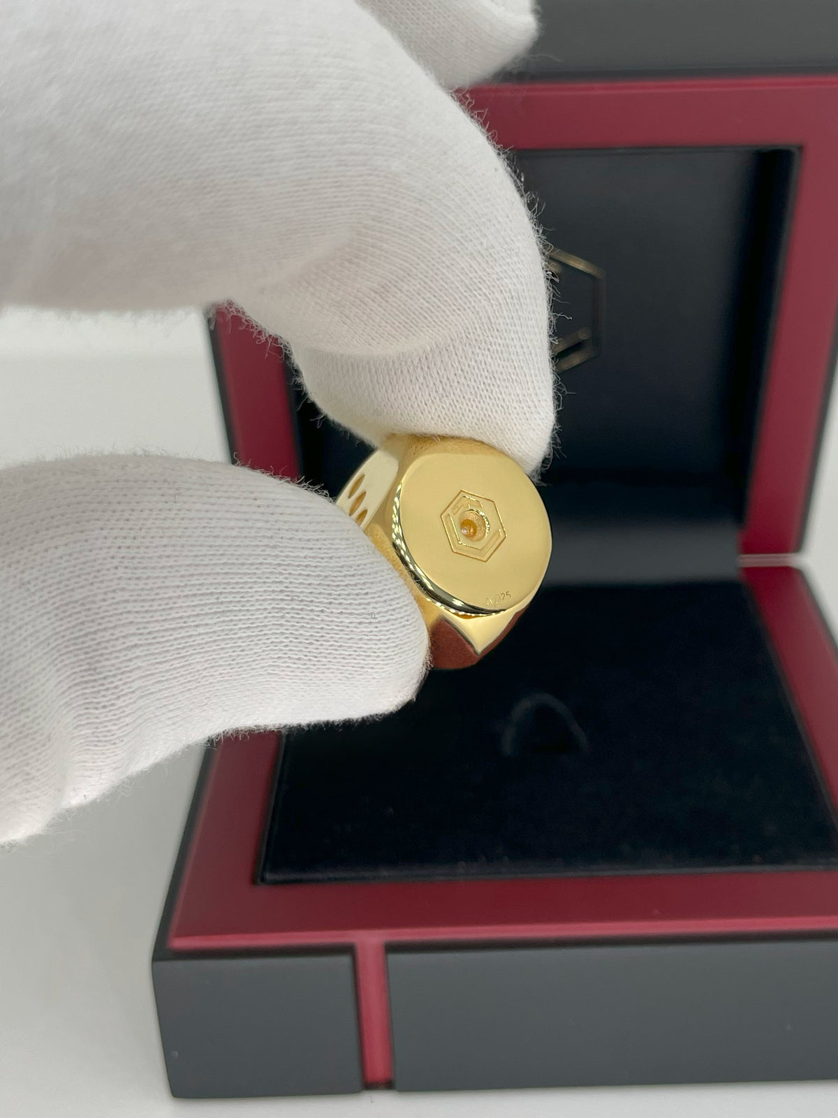 Dice 18-Karat Gold-Plated in two fingers No 1 polished_in Case - Goldwürfel in Fingern