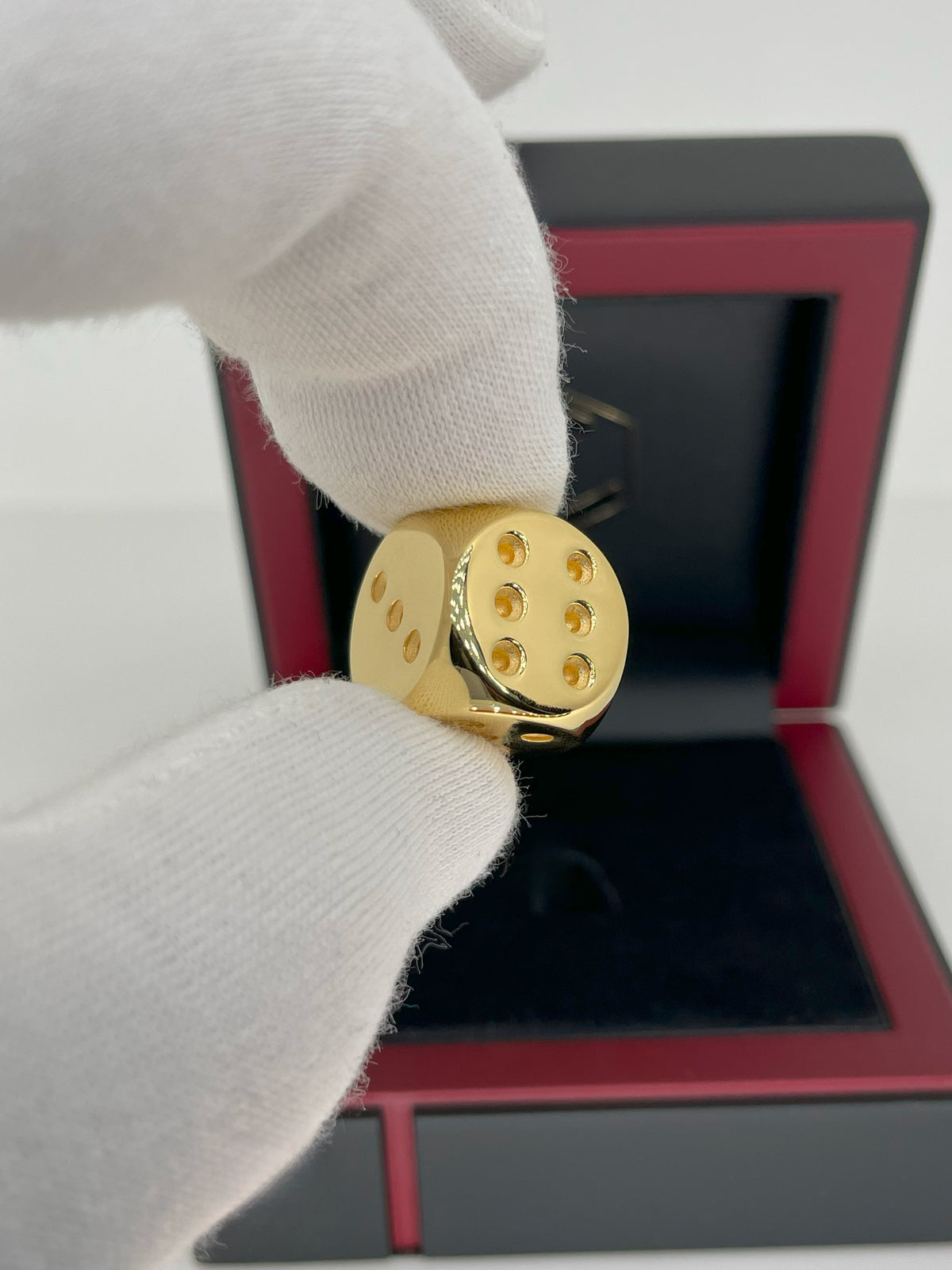 Dice 18-Karat Gold-Plated in two fingers No 6 polished_in Case - Goldwürfel in Fingern