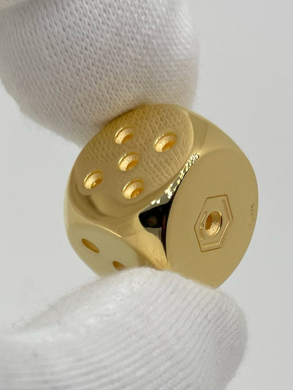 Dice 18-Karat gold-plated in hand - Würfel aus Silber 18 Karat vergoldet in der Hand