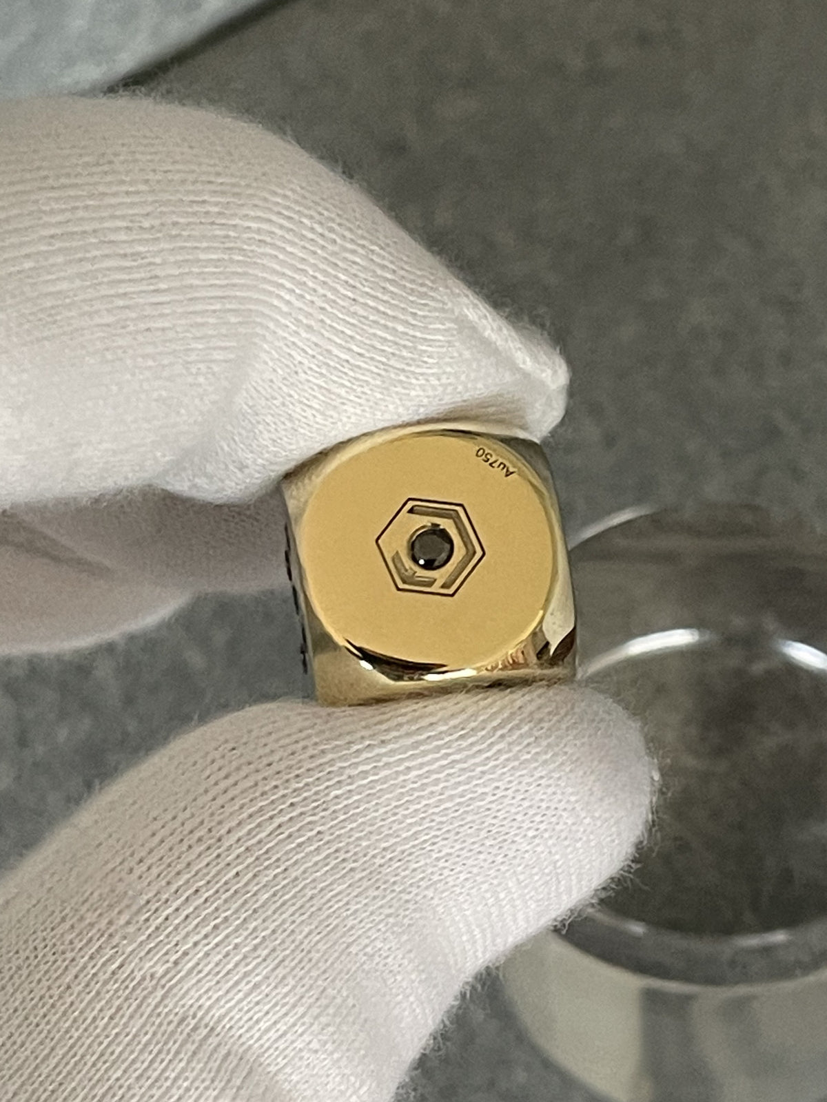 18 Karat Goldwürfel · 21 schwarze Diamanten · 54 g · 16 mm · Poliert