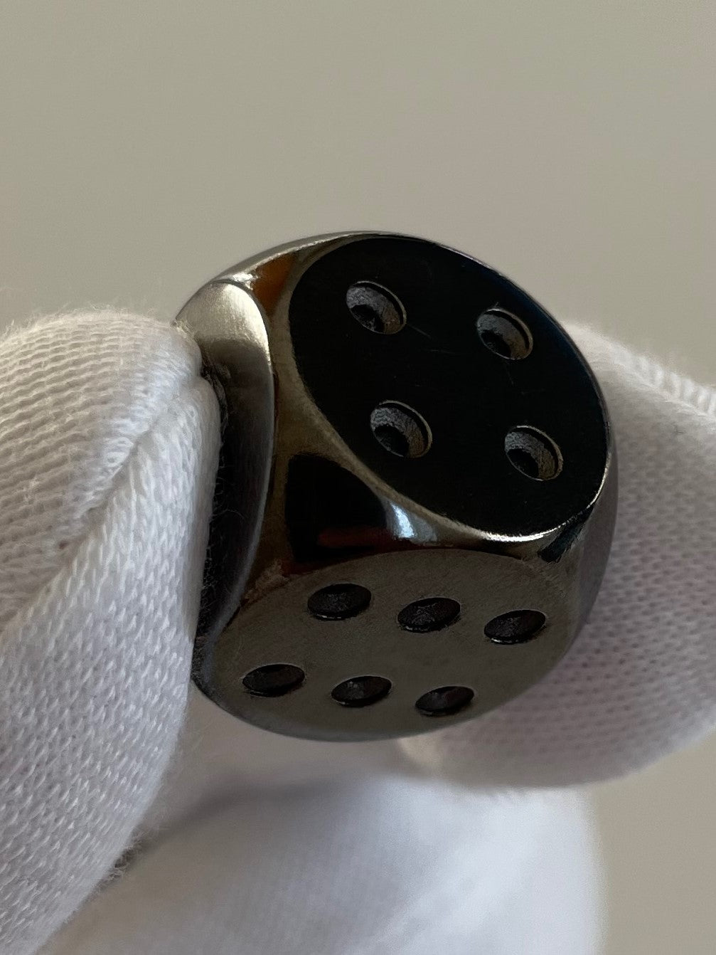 Silver Dice in black rhodium in hand - Silberwürfel schwarz rhodiniert in der Hand