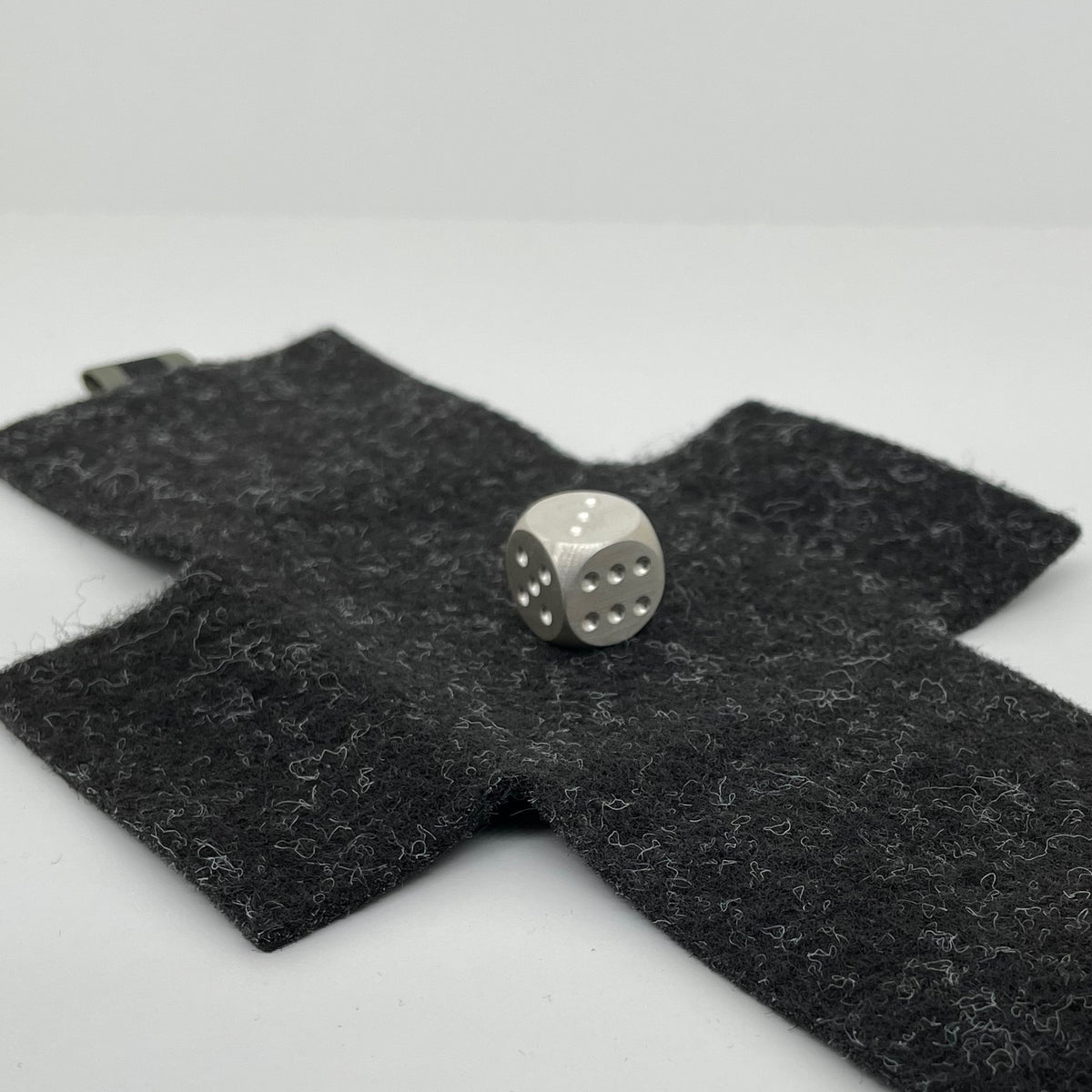 Silver Dice 14mm on felt case