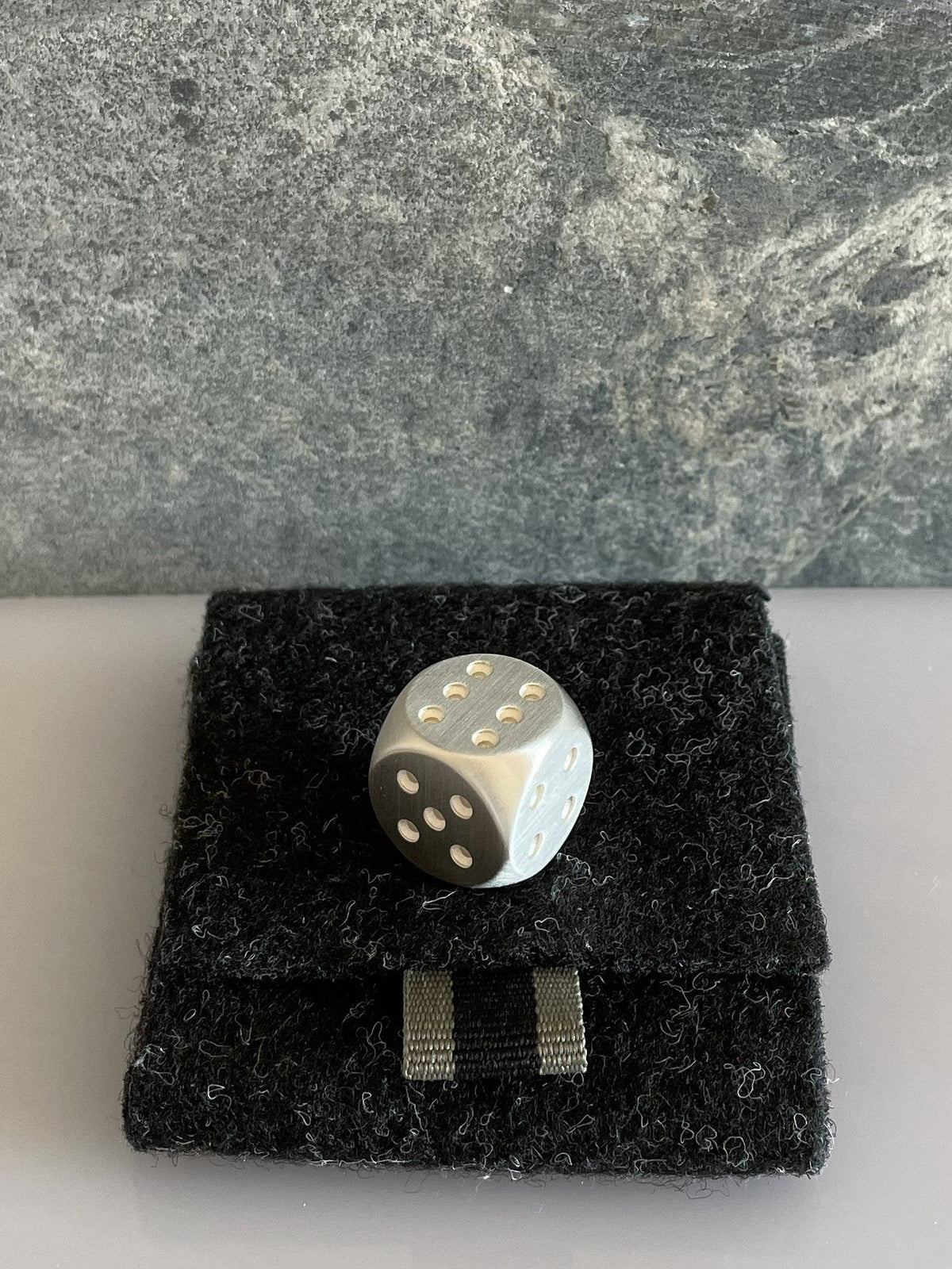 Dice Silver 16mm brushed on felt case