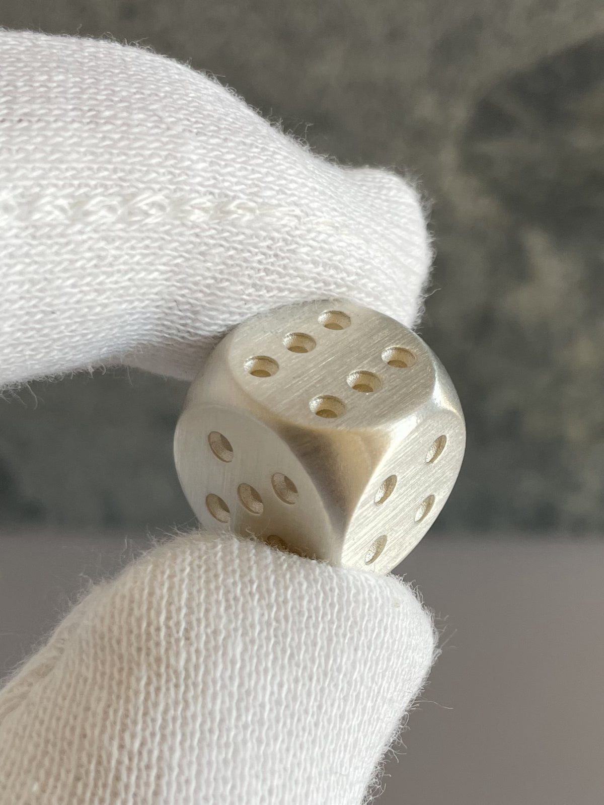 Dice Silver brushed in hand no6