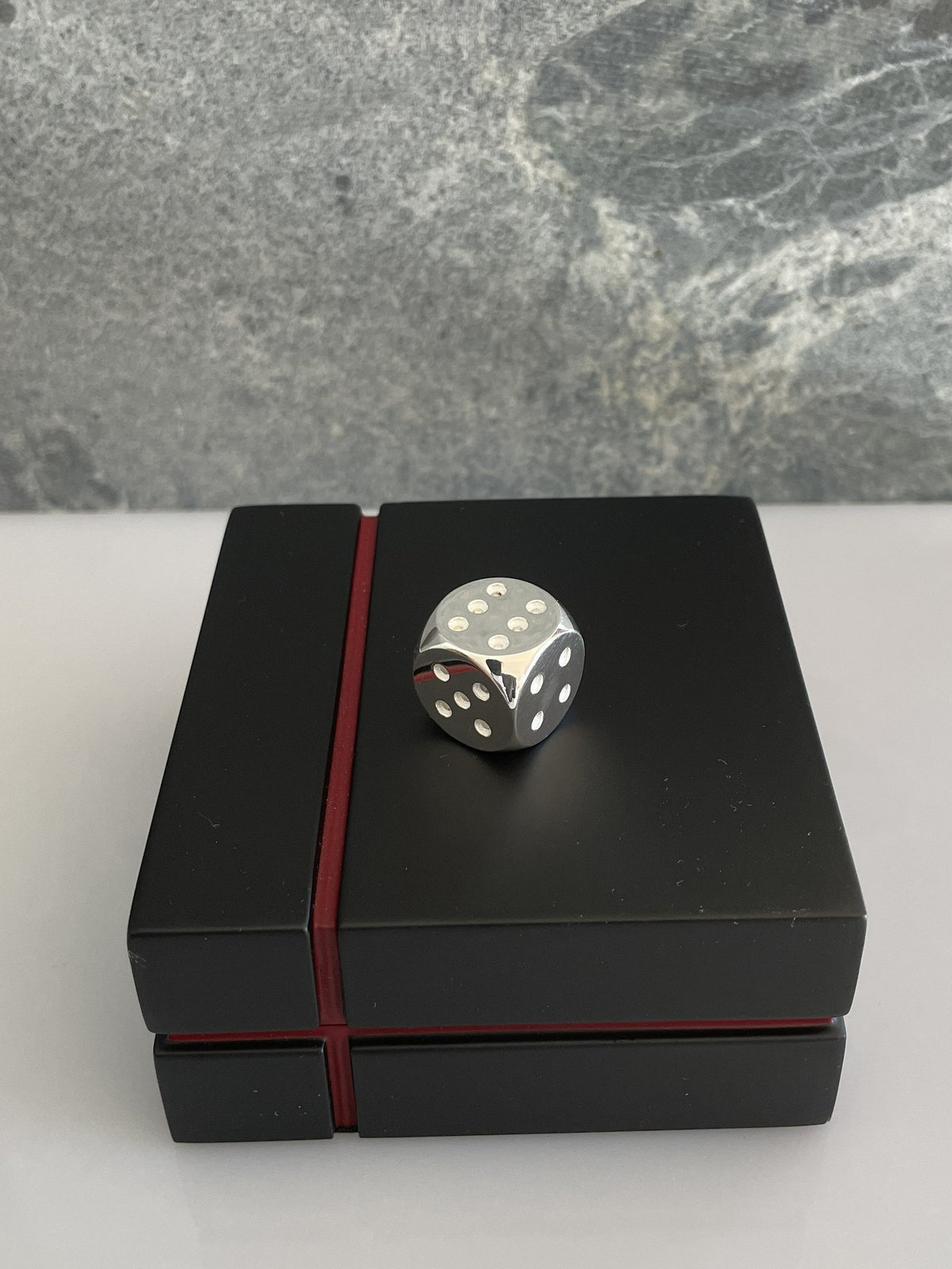 Dice Silver on black case 