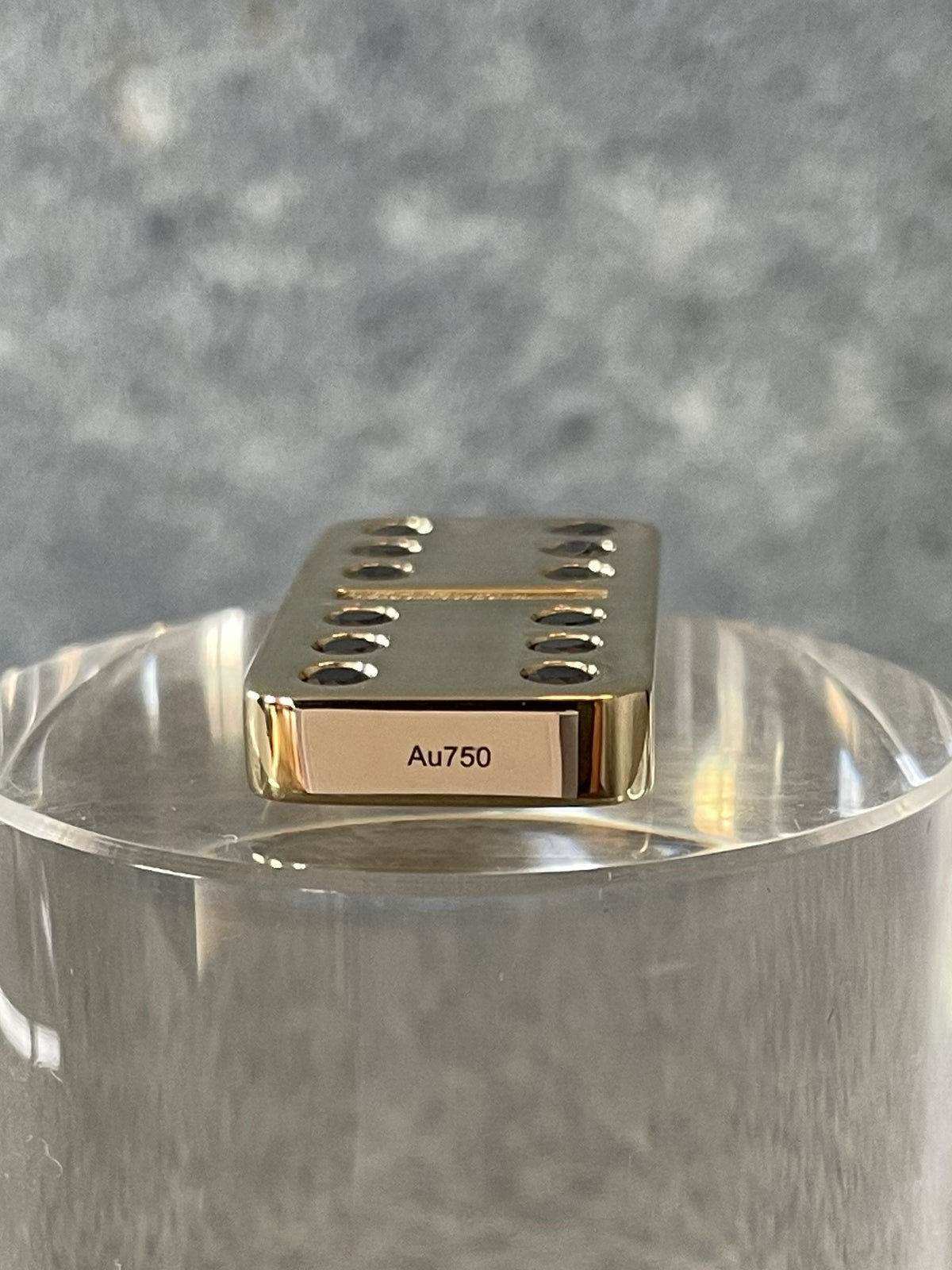 Domino 18-karat gold diamonds on pillar - Domino 18 Karat Gold mit Diamanten auf Podest