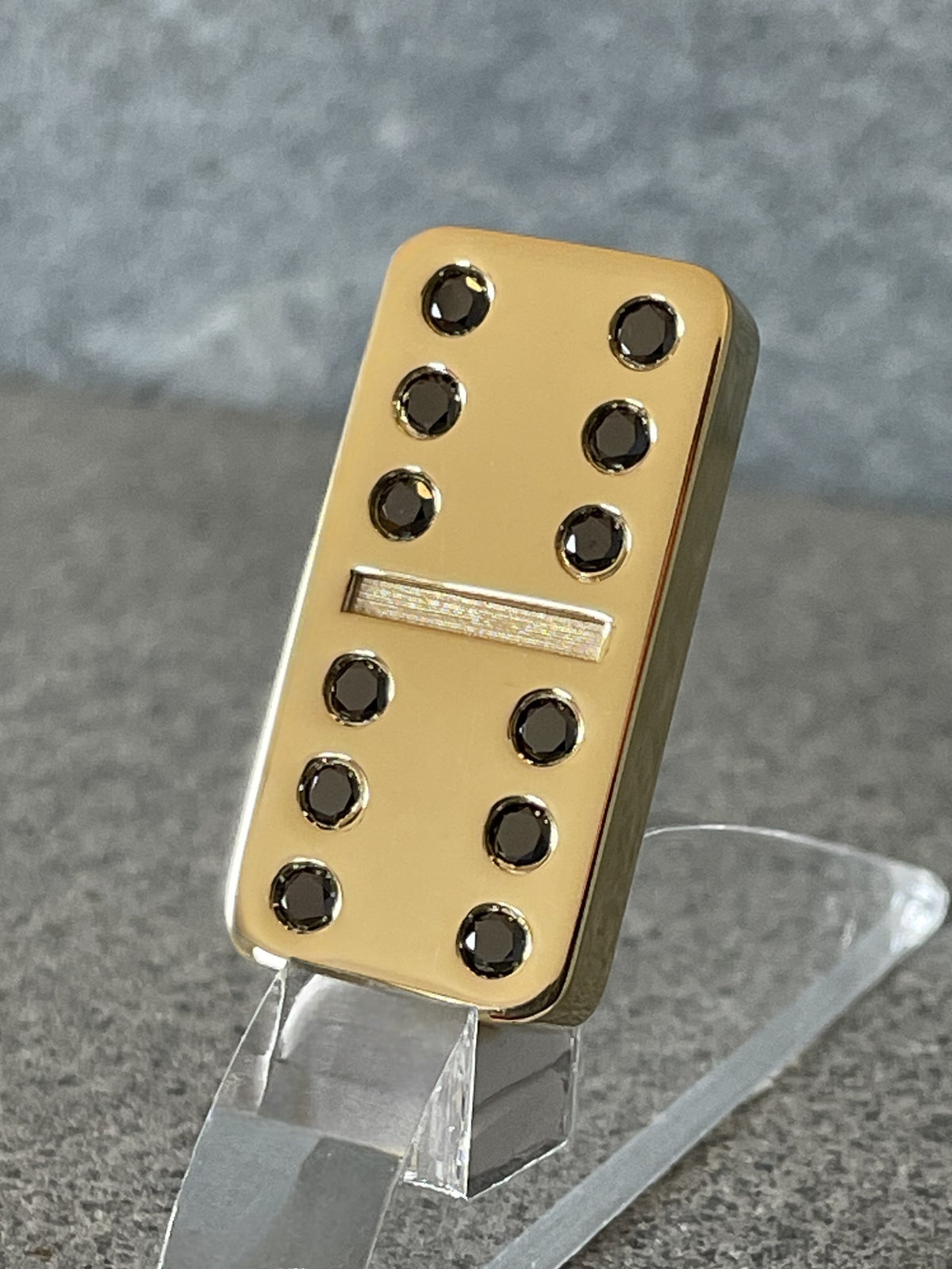 Domino 18 Karat Gold black diamonds presentation in shop - Domino 18 Karat Gold schwarze Diamanten präsentiert im Geschäft