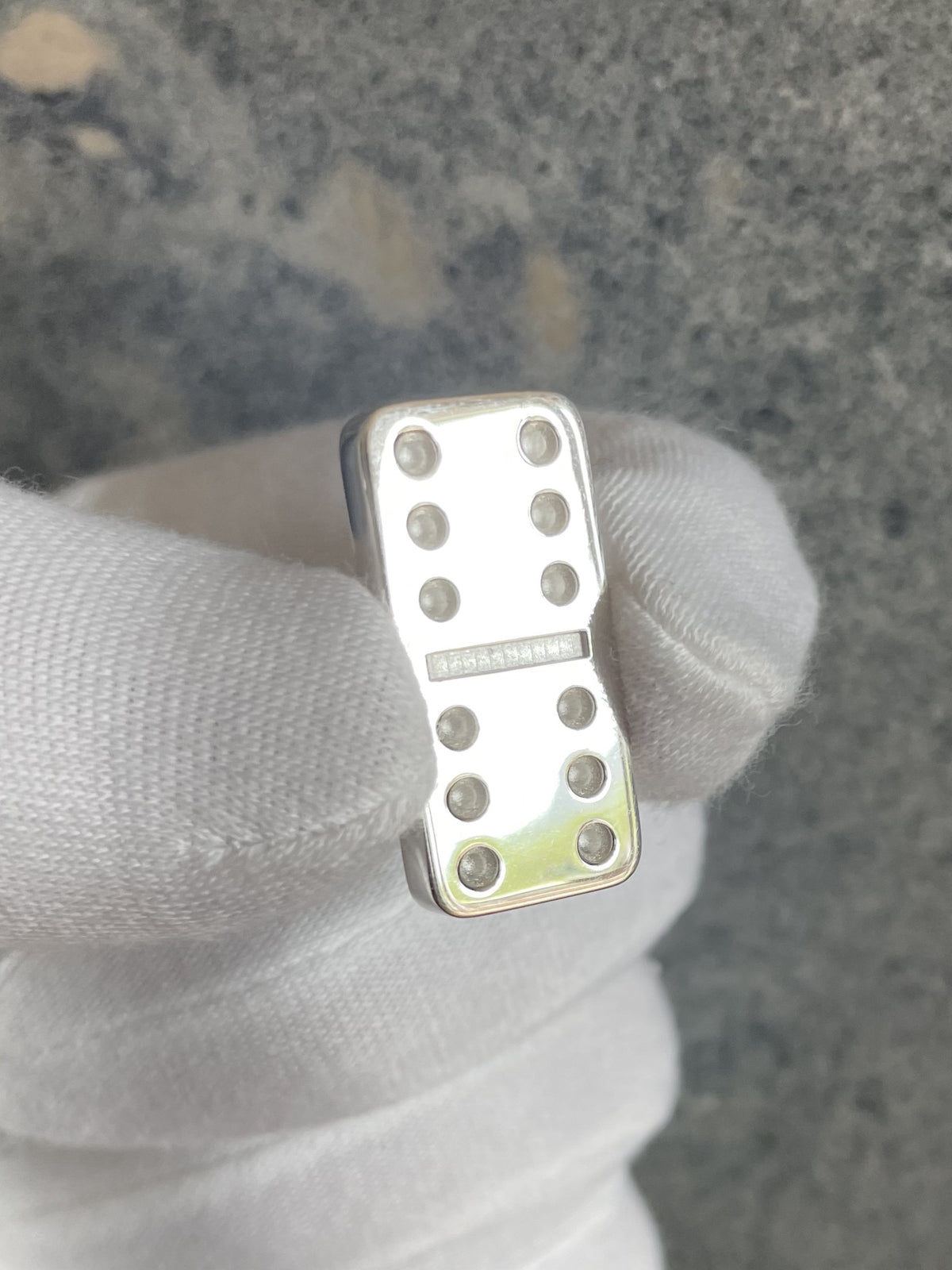 Domino Silver polished in hand front1