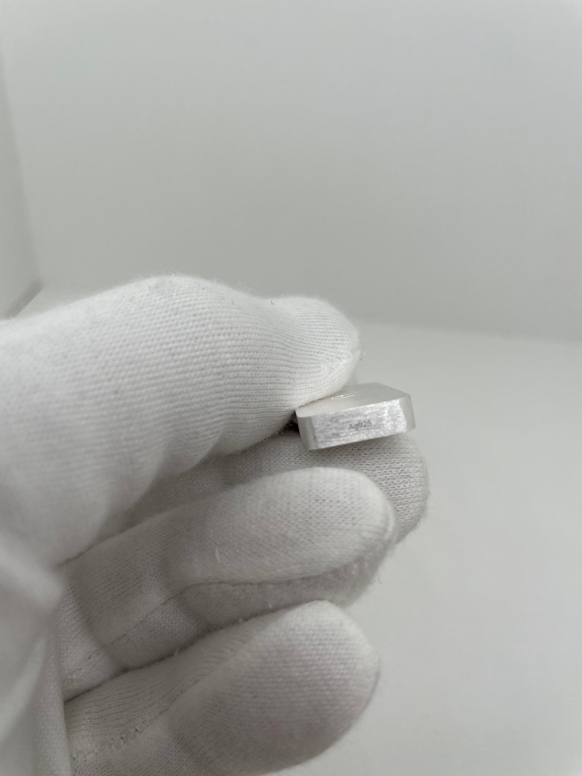 Domino Sterling Silver brushed in Hand - Dominostein Silber in der Hand