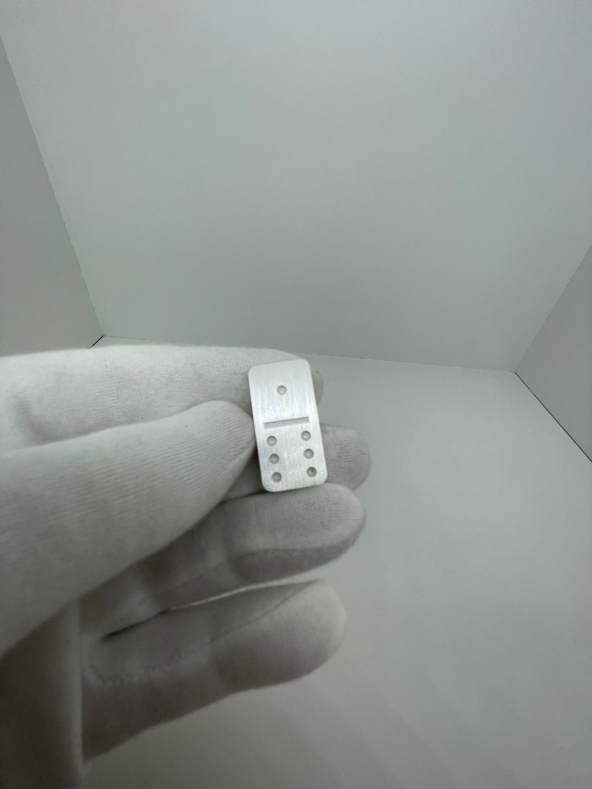 Domino Sterling Silver brushed in Hand - Dominostein Silber in der Hand