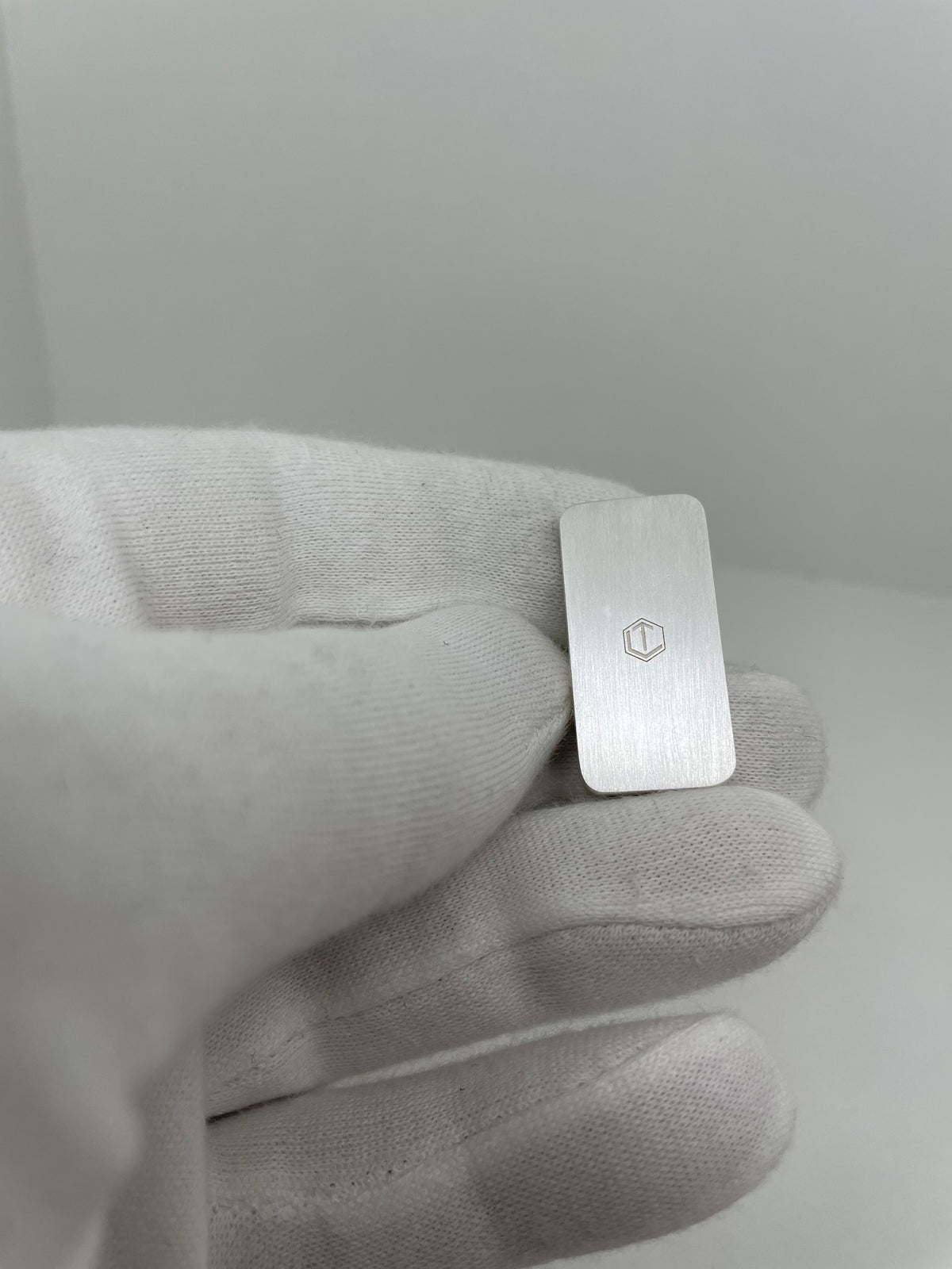 Domino Sterling Silver brushed in Hand - Dominostein Silber in der Hand