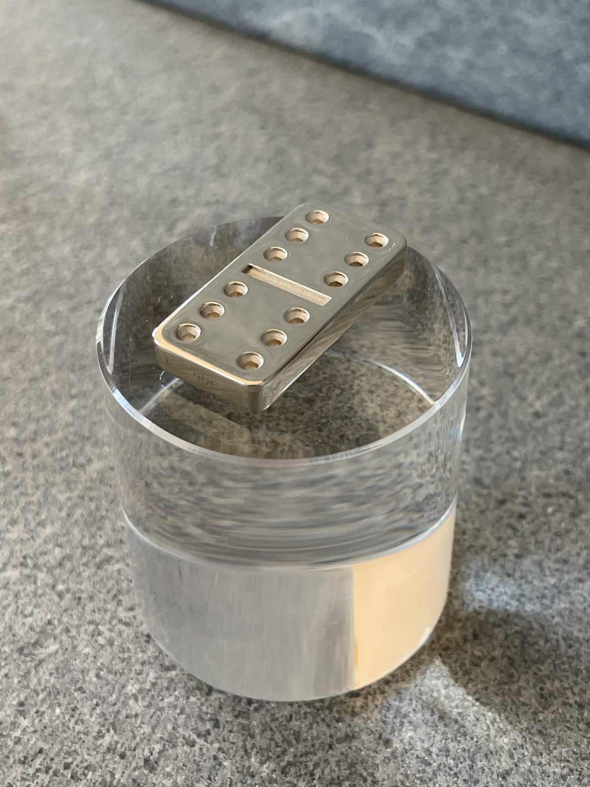 Domino Sterling Silver polished on pillar - Dominosten Silber auf Podest