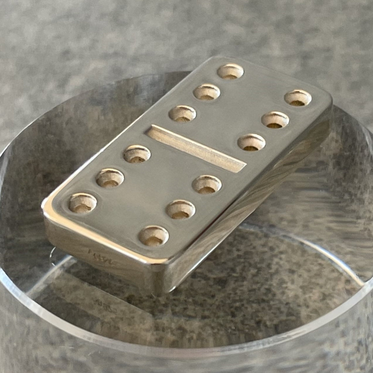 Domino Sterling Silver polished on pillar - Dominosten Silber auf Podest